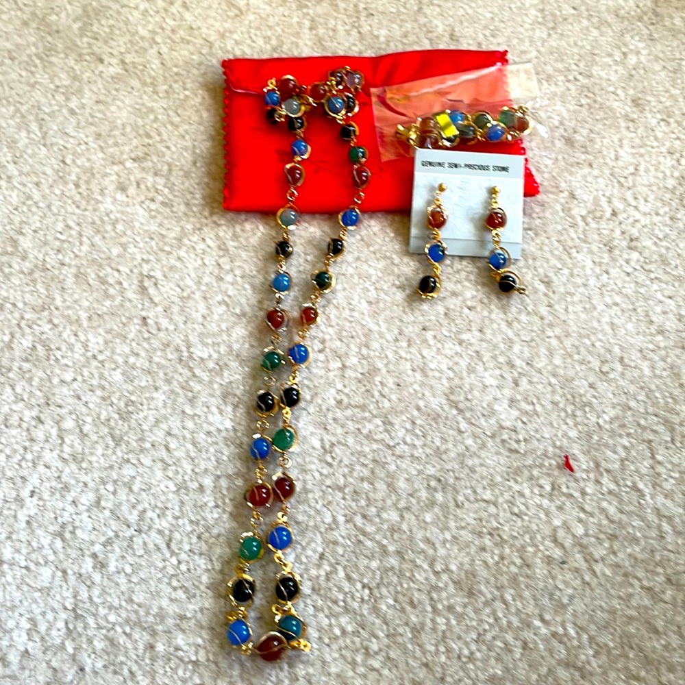Jewelery set in semi precious stones new.